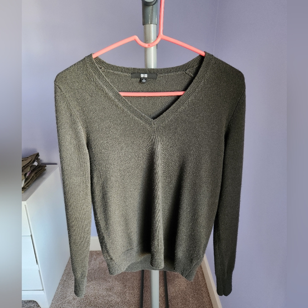 Women's 100% Cashmere V-nevk sweater